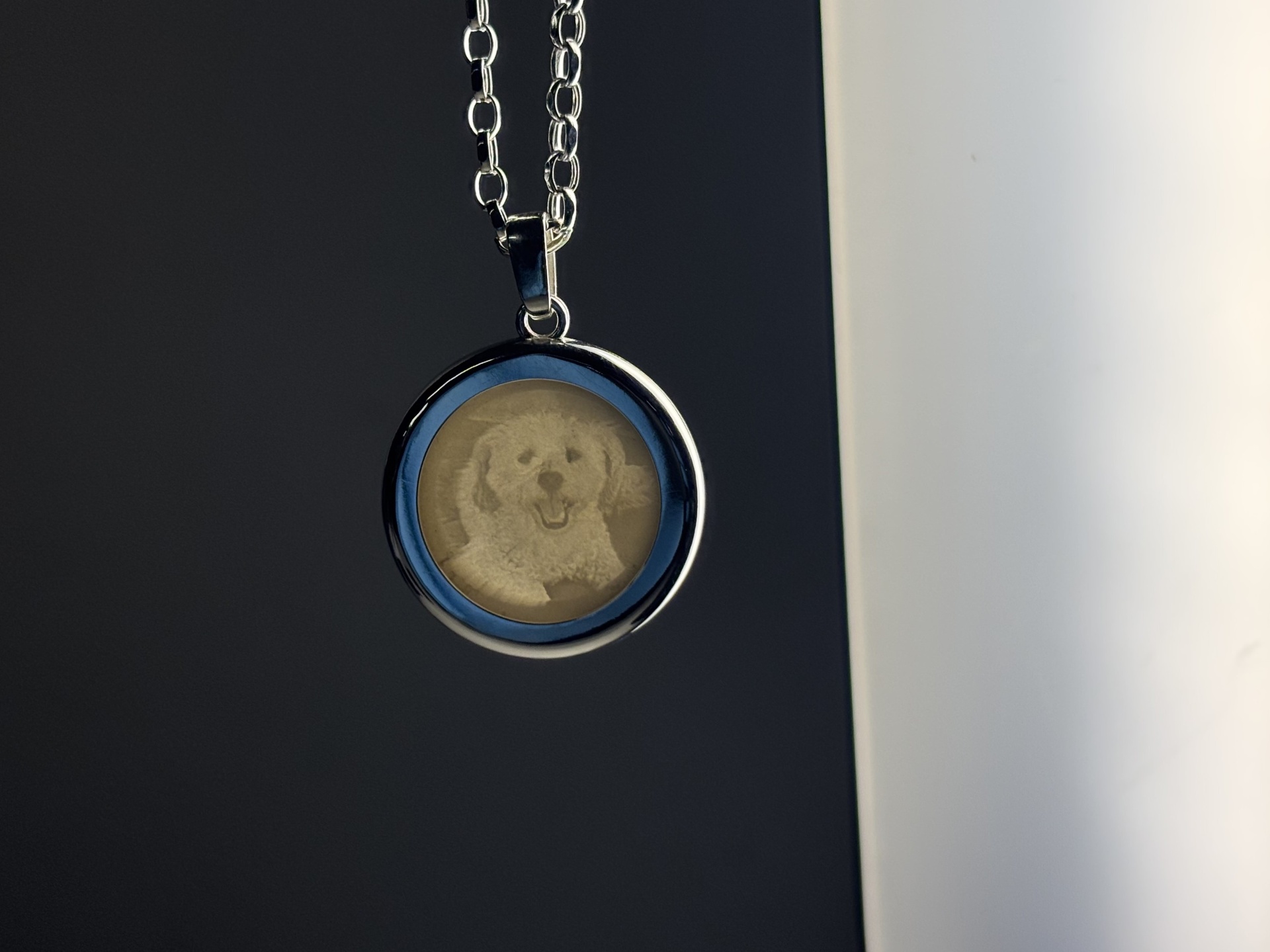 Photo pendant with engraved portrait