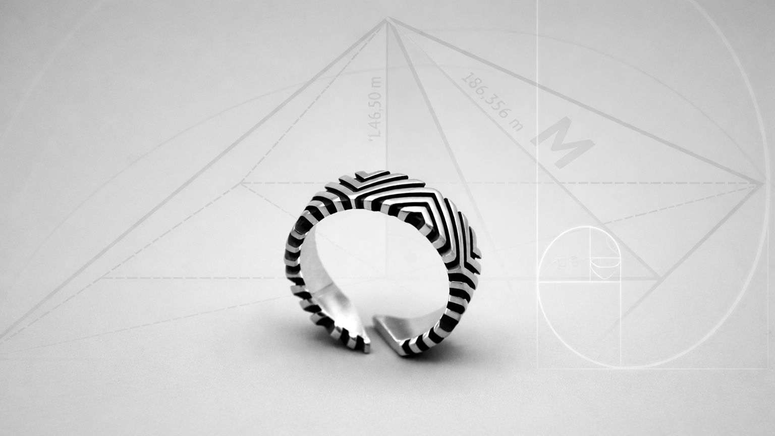 Silver ring with pyramid pattern